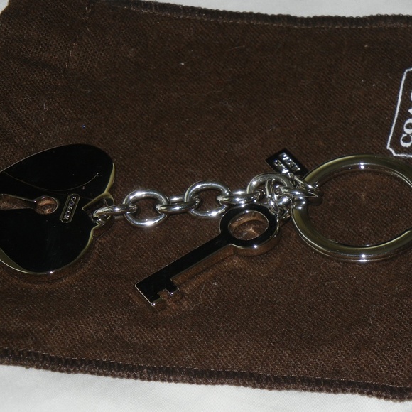 NWOT Coach Miranda Signature Heart & Key Silver Chrome Keychain Key Ring-no bag - Picture 8 of 8